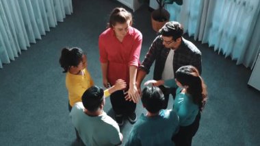 İş adamlarının başarılı bir projeyi kutlamak için el ele tutuşup dans etmesi. Profesyonel yetenekli pazarlama ekibi el ele tutuşurken satışların artmasını kutluyor. Sempozyum.