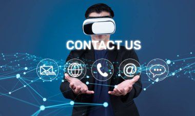 Sanal gerçeklik teçhizatı kullanan bir kişi elleriyle ulaşır, müşterilerle iletişimi sembolize eder, çeşitli iletişim yöntemleri ve destek simgelerini sunar. XDMCP