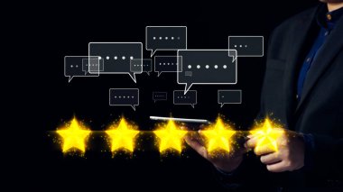 Profesyonel bir adam parlayan yıldızları ve sohbet baloncuklarını gösteren bir tabletle etkileşime girer ve dijital ortamda geri bildirim ve reytinglerin önemini temsil eder. Dörtgen