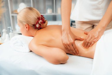 Kafkasyalı kadın müşteri stres önleyici spa masajının keyfini çıkarıyor ve lüks otel ya da oteldeki gündüz açık ortam güzellik salonunda güzellik teniyle eğleniyor. Sessiz.