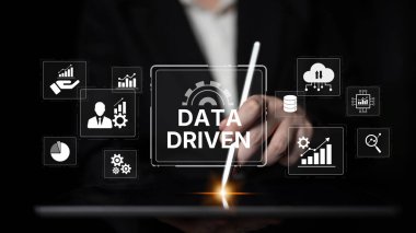 Veri güdümlü karar verme işi analitik, veri toplama ve yapay zeka sistemleri yoluyla güçlendirir. Veri güdümlü araçlar veri işleme ve veri görselleştirmesini veri platformları boyunca destekler. Eğri