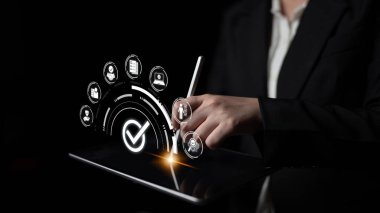 Kalite güvencesi ürün mükemmelliğini uyum kontrolleri, soru-cevap sistemleri ve güvenilir sonuçlar için tutarlı bir kontrol sağlar. Latch