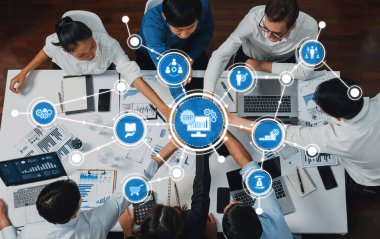 Veri analizi ve ERP stratejileri üzerinde işbirliği yapan profesyonellerin, görsel veri bağlantıları ve modern teknolojiyle geliştirildiği dinamik bir iş toplantısı. Dostluk