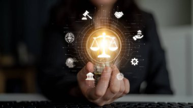 Adalet ölçeğini gösteren fütürist dijital hukuk arayüzü, dijital hukukun altını çizen, AI uyumu, dijital hukuk sistemleri ve güvenli yönetim için dijital hukuk düzenlemeleri. Eğri