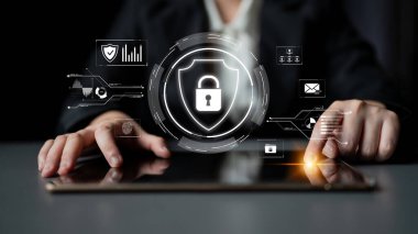 Siber güvenlik, güçlü altyapı ve proaktif dijital savunma stratejileri kullanarak güvenlik ihlalleri, hacklemeler ve ağ saldırılarına karşı korur. Latch