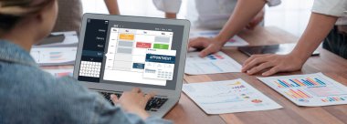 İnternet sitesinde canlı eleştiriler için çevrimiçi aplikasyon rezervasyon takvimi