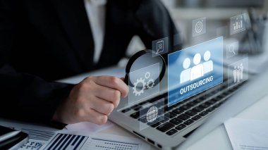 Uzak ekipler ve dış servis sağlayıcıları Latch aracılığıyla işbirliği, delegasyon, küresel işgücü, üretkenlik ve görev yönetimini gösteren dış kaynak kavramı