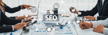 SEO stratejileri, veri analizleri ve modern teknolojiden yararlanarak profesyonel ofis ortamındaki performansı artırmak için birlikte çalışan dinamik bir iş ekibi. Dostluk