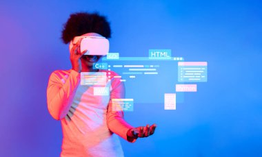 Genç bir programcı, canlı bir dijital ortamda teknoloji ve yaratıcılığın füzyonunu gösteren bir VR kulaklık takarken sanal kodla etkileşime giriyor. XDMCP