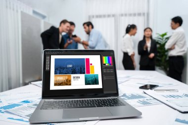 Web sayfasının modern tasarımı ve bilgisayar ekranında gösterilen ticari canlı reklamlar için grafiksel tasarımcı yazılımı