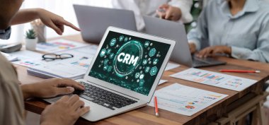 CRM işletme ve işletme için canlı bilgisayarda müşteri ilişkileri yönetim sistemi