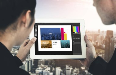 Web sayfasının modern tasarımı ve bilgisayar ekranında gösterilen ticari reklamlar için grafiksel tasarımcı yazılımı