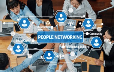 Bu görüntü, modern ofis ortamında işbirliği, akıl hocalığı ve toplum binasına odaklanan profesyoneller arasında canlı bir ağ oluşturma oturumunu yakalar. Dostluk