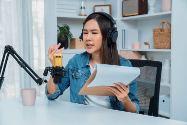 Kot pantolon giyen, yaratıcı yayın yapan genç Asyalı sunucu stüdyo dinleyicisiyle günlük hayatta pazarlamayı ya da danışmanı tanıtmayı online olarak anlatıyor. Taktik.