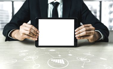 Tasarımınız için mod bilgisayardaki beyaz boş ekran monitör ekranında maket yapın