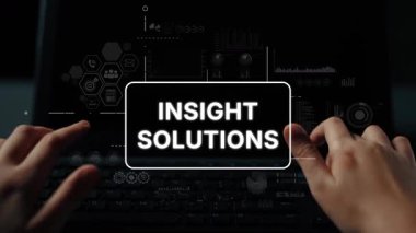 Modern Çalışma Alanında İç Görüş Çözümleri ve Analitik Veri Görselleştirmeleri Gösteren Dijital Grafiklerle Eller Klavyede. Asemptotik akıllı veri analitiği.