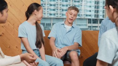 Grup terapisi sırasında çekici bir çocuk tecrübesini paylaşıyor. Etrafı çok kültürlü arkadaşlarla çevriliyken lise öğrencisi iyileşme sürecinden bahsediyor. Öğretim