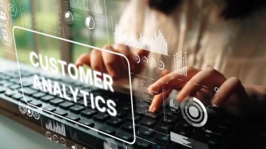 Modern Ofis Ayarlarında Klavyede Veri Görselleştirmesi ile Müşteri Analizine Katılan Kadın Analizci. Asemptotik akıllı veri analitiği.