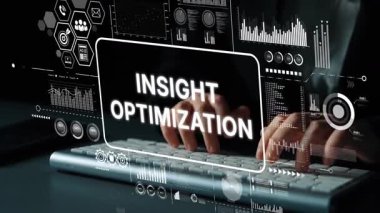 Veri Analizi Grafikleri ve Klavye ile Karanlık Ofis Ortamı İçgörü İyimserleştirme Konsepti. Asemptotik akıllı veri analitiği.