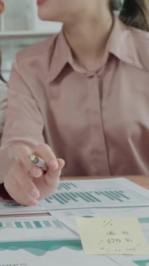 Ofis çalışma alanında birlikte çalışan iki genç hevesli iş kadını. Genç meslektaşlar tartışırken ve dizüstü bilgisayar kullanırken. Modern ofis çalışanları masada birlikte oturuyorlar..