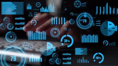 Dijital grafikler ve istatistiklerin arka planına karşı klavyede yazı yazan ellerin yakın plan görüntüsü, veri analizi ve teknolojiye çağdaş bir yaklaşım sergiliyor. Xenic