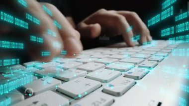 Bir klavyedeki ellerin yakın plan görüntüsünde, modern teknoloji ve bilgi yönetimini sembolize eden grafik elementler ve ikili kodlar içeren dijital veri analizleri sergileniyor. Xenic