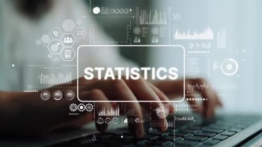 Veri Analizi ve Görselleştirme Kavramları İçin Modern İstatistik Kaplamalı Eller Klavyede Yakın Çekim. Asemptotik akıllı veri analitiği.