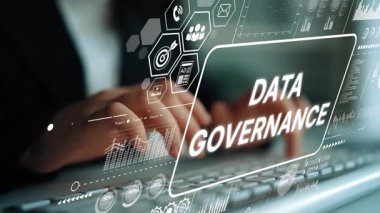 Profesyonel iş adamı ekranda gösterilen dijital arayüzlü veri yönetimi ve analitik ölçümlerine odaklandı. Asemptotik akıllı veri analitiği.