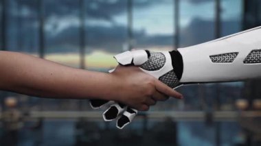 İnsan ve robot eller arasındaki işbirliğinin sembolik bir temsili, veri yönetiminde otomasyonun altını çizmek ve modern çalışma alanlarında yapay zekanın potansiyelinin. Auvana