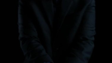 Karanlık bir alanda eller açıktır, parlayan yıldızlar ve dijital konuşma baloncukları, müşteri geri bildirimini, reytingleri ve iş dünyasındaki genel memnuniyeti sembolize eder. Dörtgen