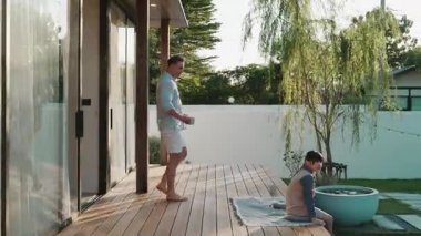 Baba ve kızı birlikte ilginç bir doğa manzarası izliyorlar. Ebeveynler, çevre farkındalığıyla ilgili genç nesli iletişim kurmak için açık hava aktivitelerini kullanırlar. Uyumsuzluk.