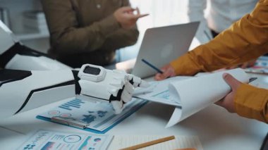 İşbirlikçi toplantılarda, yapay zeka analistleri pazar fırsatlarının değerlendirilmesi ve sürdürülebilir iş büyümesi için pazarlama stratejisinin keskinleştirilmesinde profesyonelleri destekliyor. Noogenesis Yapay Zeka