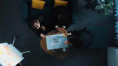 Yetenekli bir iş adamı beyaz tahta sunar ve yöneticiye yapışkan notlar gönderir. Bir grup zeki iş adamı toplantı odasında hoparlör karşısında sunum yapıyor ve dinliyor. Müdürlük.