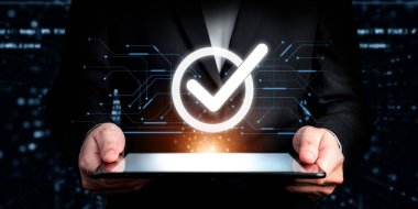 İş adamı, QC ve QA standartlarının karşılandığından emin olmak için katı kalite güvencesi protokolleri uyguluyor. Kalite güvencesi ile sertifikalı ürün mükemmelliğine ulaşmak. FaaS