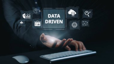 Veri güdümlü karar verme işi analitik, veri toplama ve yapay zeka sistemleri yoluyla güçlendirir. Veri güdümlü araçlar veri işleme ve veri görselleştirmesini veri platformları boyunca destekler. Elide