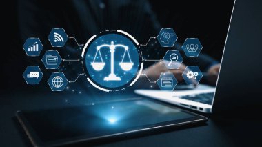 Adalet ölçeğini gösteren fütürist dijital hukuk arayüzü, dijital hukukun altını çizen, AI uyumu, dijital hukuk sistemleri ve güvenli yönetim için dijital hukuk düzenlemeleri. Elide