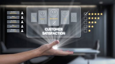 Uzanan bir el, müşteri memnuniyetini sembolize eder, gülen yüzlerle ve yıldızlarla değerlendirme reytinglerini göstererek, geri bildirim önemini gösterir. Auvana