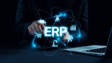 ERP platformu, kurumsal kaynak planlaması, entegrasyon, veri akışı, iş verimliliği, finans, envanter ve insan kaynaklarının iyileştirilmesi için merkezi sistemi göstermektedir. Elide