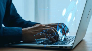 Modern bir çalışma alanında soyut dijital arayüzle dizüstü bilgisayarda yazan profesyonel eller fütüristik teknoloji ve bağlantı kavramlarını sergiliyor. Dörtgen.