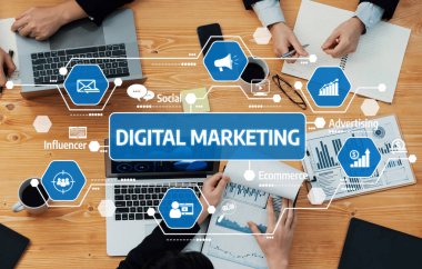 Tahta bir konferans masasının etrafında canlı bir dijital pazarlama, sergilenen takım çalışması, teknoloji ve stratejik planlama sahnesi keşfedin. Dostluk