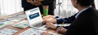 İnternet sitesinde canlı eleştiriler için çevrimiçi aplikasyon rezervasyon takvimi