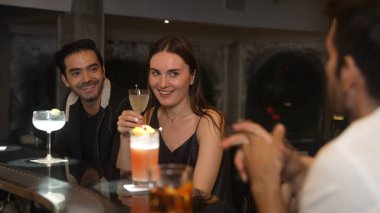 Arkadaşlar ya da çiftler Paloma, Margarita, Old Fashioned ve Martini bardaklarında canlı bir gece kulübünde arkadaşlıkla kadeh kaldırarak özel parti içeceklerini kutluyorlar. Vinosity.