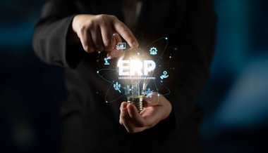 ERP platformu, kurumsal kaynak planlaması, entegrasyon, veri akışı, iş verimliliği, finans, envanter ve insan kaynaklarının iyileştirilmesi için merkezi sistemi göstermektedir. Eğri