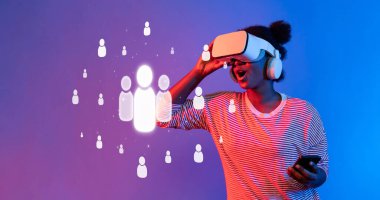 Sanal gerçeklik deneyimine dalmış bir kişi dijital avatarlarla etkileşime girer ve çağdaş bir dijital dünyada ağ oluşturma ve iletişimin evrimini resmeder. XDMCP