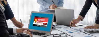 İş zekası ve veri analizi kavramı. Analizci ekibi laptop ekranında finansal veri analizi üzerinde çalışıyor. Etkili iş stratejik planlama için pazarlama göstergesi olarak. İçgörü