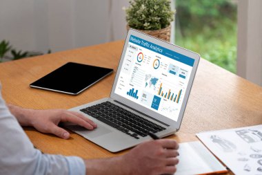 Bilgisayar ekranında web sitesi trafik analizi verileri için bilgisayar yazılımı. Çevrimiçi iş canlılığı için SEO arama motoru optimizasyonu ve müşteri hedefleme kavramı