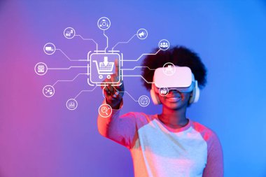 Genç bir insan sanal gerçeklik yoluyla online alışverişin geleceğini keşfediyor, tüketici etkileşimi ve çok kanallı pazarlama stratejileri üzerinde teknoloji etkileri sergiliyor. XDMCP