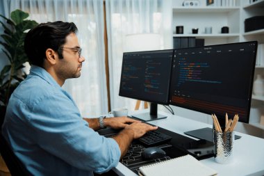 Akıllı IT geliştiricisi yazılım geliştirme kodlaması ile modern ofisteki iki bilgisayar kodlu bilgisayar sistemi üzerinde uygulama programı güncelleme çevrimiçi web sitesi yaratıyor. Tahmin et..