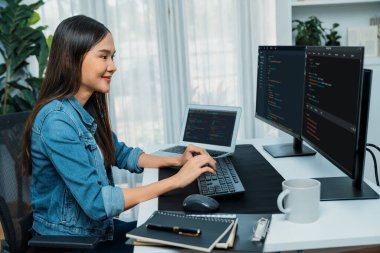 İnternet sitesi uygulamasının kodlama verileriyle birlikte online bilgi yazarak kot gömlek giyen genç Asyalı geliştirici. Güvenlik analizi ile çevrili iki ekran. Taktik.