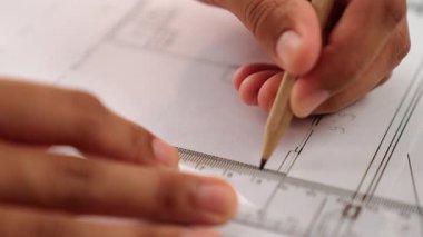 Ölçüm aracı ve kalem el kullanan akıllı mimar veya akıllı mühendisin videosu mimari ofisteki inşaat hatasızlığı için ayrıntılı bir tasarım hazırladı. Eline odaklan. - Yakın çekim. Tanımlama.